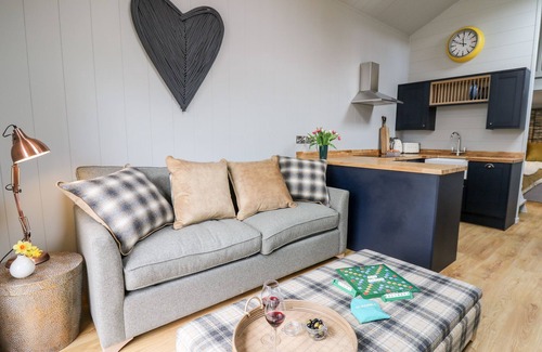 Llandrindod Wells Cottage | DOE LODGE, family friendly, with hot tub in Rhayader
