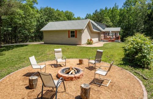 Lyndon Station Villa | Dog-friendly 6-acre 5BR 3BA home, game room, deck, Wisconsin Dells 10min