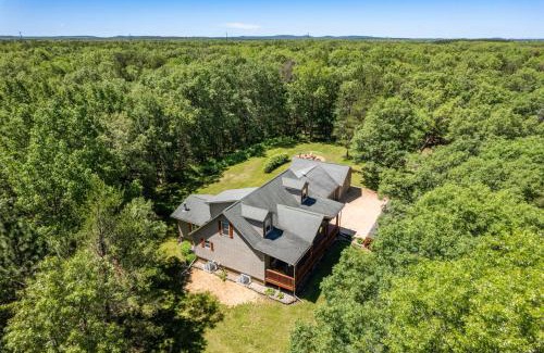 Lyndon Station Villa | Dog-friendly 6-acre 5BR 3BA home, game room, deck, Wisconsin Dells 10min