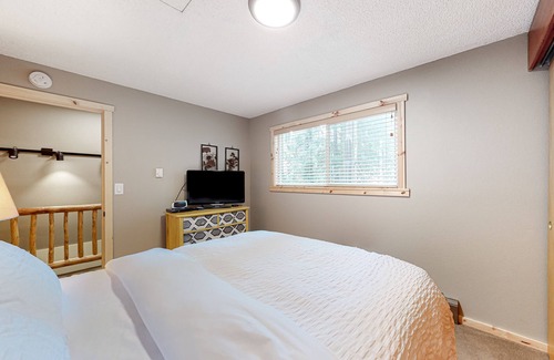 Zigzag Cabin | Dog-friendly cabin with a hot tub, wood stove, board games, grill, and W/D