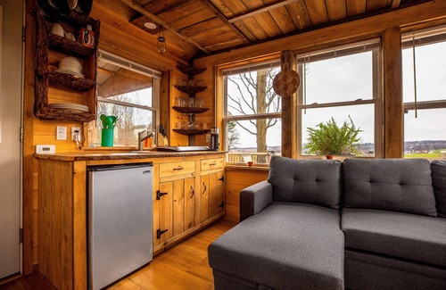 Franklin Springs Apartment | Dog-friendly cabin with deck plus access to a hot tub, game room, & gym
