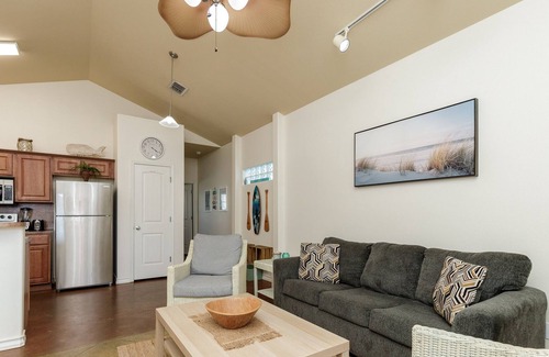 Corpus Christi Cottage | Dog-Friendly Condo w/ King Bed, Sparkling Pool & Private Patio!