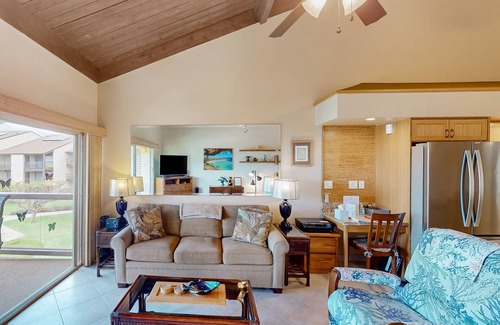Kihei Condo | Dog-friendly condo with furnished lanai & washer/dryer plus pool & tennis