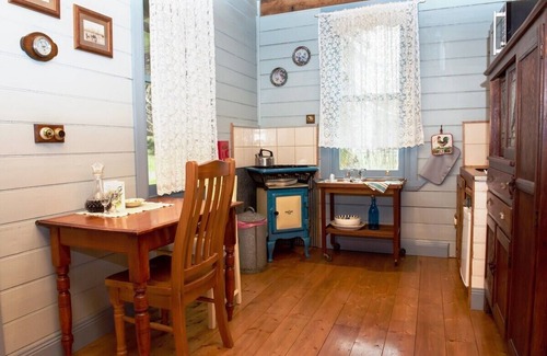 Wooragee Cottage | Dog friendly cosy and comfortable maritime themed cottage