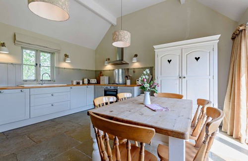 Faringdon Cottage | Dog friendly Cotswold cottage with a relaxing hot tub - Ivy Cottage