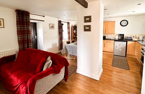Reeth Cottage | Dog Friendly Cottage with Private Drive, Enclosed Garden, Central Heating, Free WiFi & pubs nearby