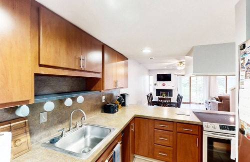 Avoca House | Dog-friendly golf-view townhouse pool, fireplace, golf on-site, pickleball, gym
