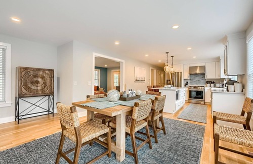 West Chatham House | Dog Friendly! Half mile to Hardings Beach, newly updated, modern coastal chic, great outdoor space
