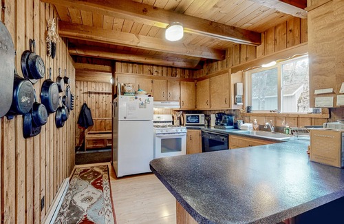 Wilmington House | Dog-friendly home with woodstove & W/D - next to golf course and near skiing