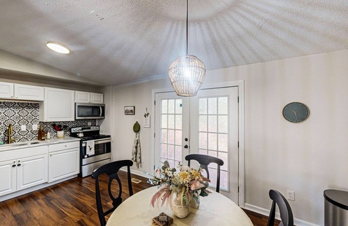 Harbison House | Dog-friendly home with backyard, hammock, close to shopping and dining