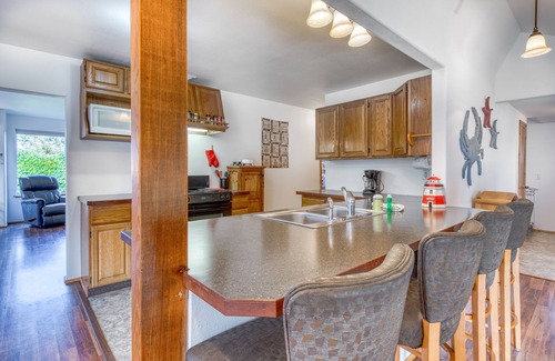 Coos Bay House | Dog-Friendly Home with Wood-Burning Fireplace and Ocean Views - Near the beach