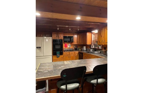 Wolcott Cabin | Dog Friendly Log Cabin on 10 acres + Wood Stove, High Speed WiFi, AC!