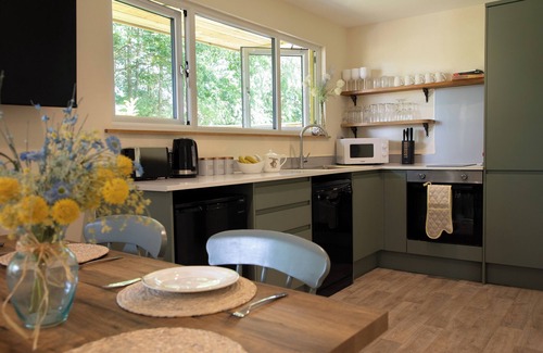 Toppesfield Cabin | Dog-Friendly Luxury Lodge: Retreat from City to Country Bliss with Hot Tub
