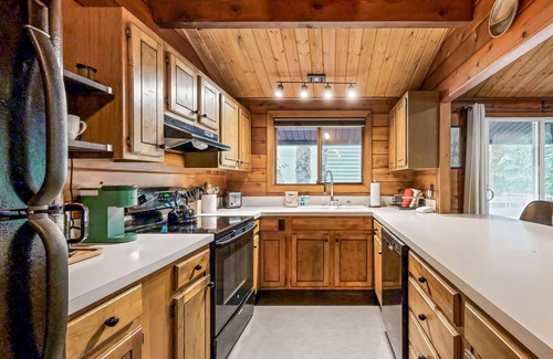 Rhododendron House | Dog-friendly, mid-century forest cabin with hot tub, firepit & great location