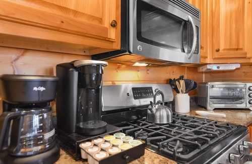 Ellijay Cabin | Dog Friendly/NEW HOT TUB/Resort/BBQ Grill & Arcade room
