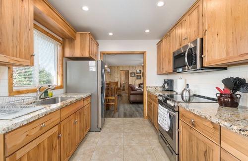 Cathlamet House | Dog Friendly Puget Island Home on the Columbia River. Winter Rates!