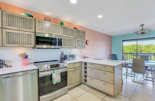 Beachwalk Condo | Dog Friendly Remodeled Condo with Beautiful Rookery View