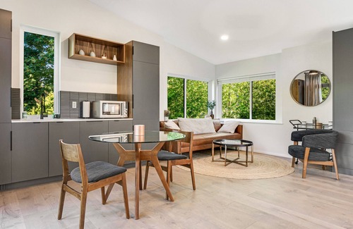 Seaview Apartment | Dog-Friendly Studio with Woodland Views, Central Location, and Gigabit WiFi