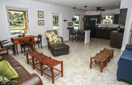 Historic Downtown Apalachicola Cottage | Dog friendly Vacation Rental Home Downtown Historic Apalachicola