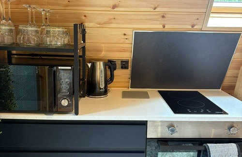 Toppesfield Cabin | Dog-Friendly Woodland Hideaway: A Quirky, Romantic Escape with Hot Tub