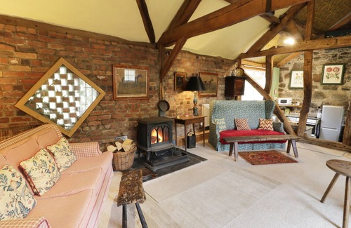 Trefeglwys Cottage | DOLGENAU HIR - THE BARN, pet friendly, with open fire in Trefeglwys