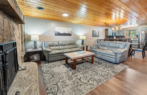 Caton Condo | Dolly's 1: Free Attraction Tickets, Mountain Views,Wifi