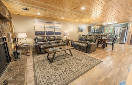 Caton Condo | Dolly's 3: Free Attraction Tickets & Mountain Views