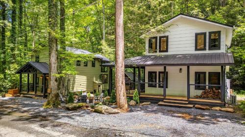 Rocky Grove House | Dollys Retreat & The Greenhouse - 450ft to trails