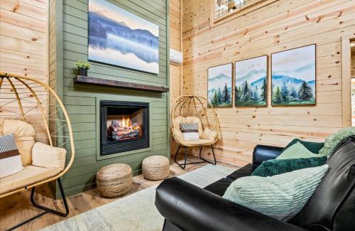 Rocky Grove House | Dollys Retreat & The Greenhouse - 450ft to trails