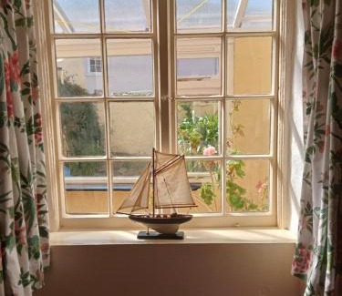 Shaldon House | Dolphin Cottage 50m from Shaldon Beach!