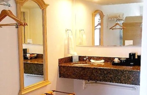 Caloosahatchee Hotel | Dolphin Key Resort