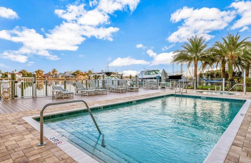 Clearwater Beach Apartment | Dolphin's Cove - Clearwater Beach, FL