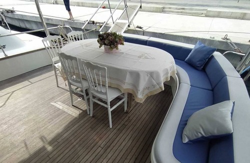 Bebek Boat Rental | DOLPHIN YACHT
