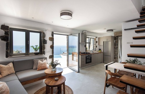 Khora Sfakion Villa | Dóma, panoramic views, and pool.