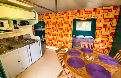 St-Sulpice-de-Mareuil House | Domaine de Corneuil * - Tent Kanada Comfort with shower cabin and toilet 5 people