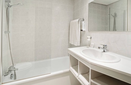 Saint-Quentin-sur-Isere Hotel | Domaine de Charmeil