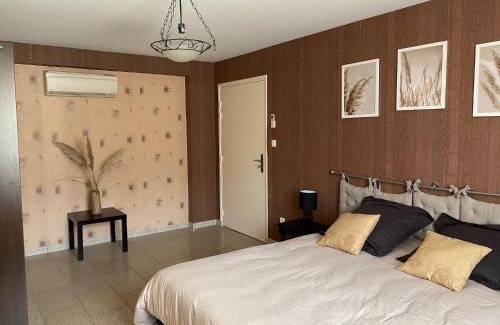 Saint-Jean-d'Ardieres Bed & Breakfast | Domaine de la Noiseraie - Suites spacieuses