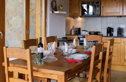 Saint-Pierre-de-Clages Apartment | Domaine des Reines A2 by Interhome