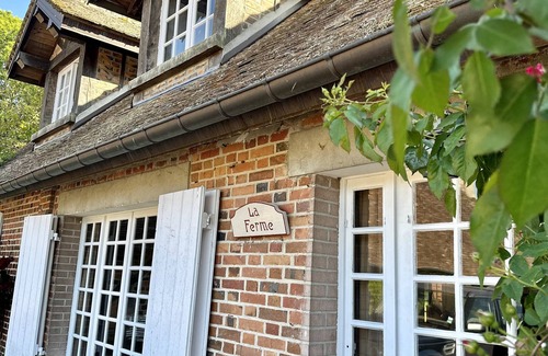 Brinon-sur-Sauldre House | Domaine Les Muids - Gîte "les Oiseaux". Piscine et Forêt Privée Proche de Paris