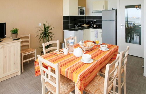 Plougasnou Apartment | Domaines des Roches Jaunes by Interhome