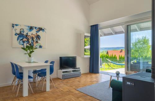 Milkow House | Domek Ale Fajnie - taras z widokiem na góry