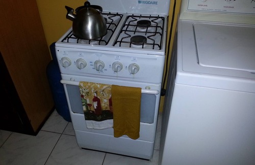 Spanish Town Zone House | *DOMINIQUE'S GETAWAY- JA. safe*wifi*parking*experience the REAL JAMAICA