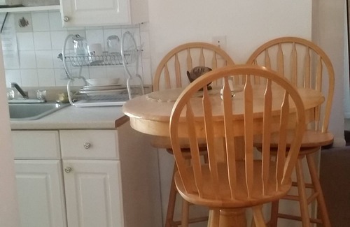 Eastchester Apartment | Dominique's NYC 4bedroom Crashpad*Metro* WiFi* *Bx Zoo*sleeps 8