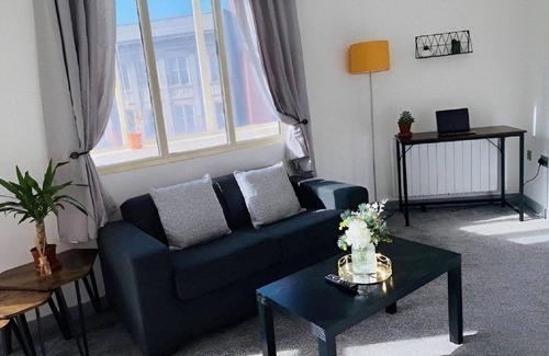 Doncaster Apartment | Doncaster City Centre Deluxe Whole Apartment sleeps 4 D19