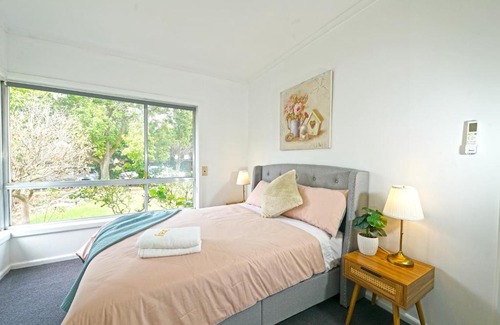 Doncaster House | Doncaster Renovated 5BD/4BR Brick Home Parking WiFi