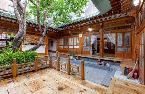 Sungin-dong House | Dongmyo Hanok Sihwadang - Private Korean Style House in the City Center with a Beautiful Garden