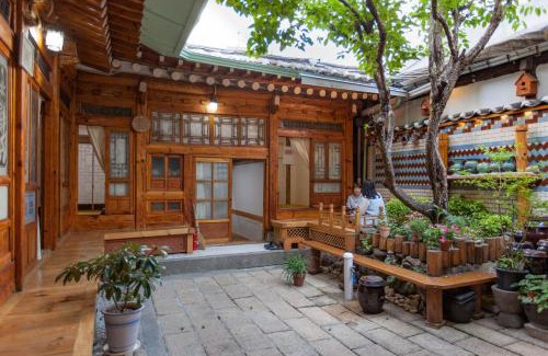 Sungin-dong House | Dongmyo Hanok Sihwadang - Private Korean Style House in the City Center with a Beautiful Garden