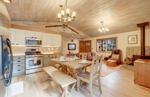 Truckee Cabin | #DonnerBliss⛰HotTub👙FirePit🔥PetFriendly🐶WoodStove🪵