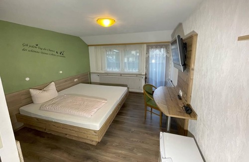 Ottenhausen Apartment | Doppelzimmer mit Balkon - Gästehaus Rössle 8