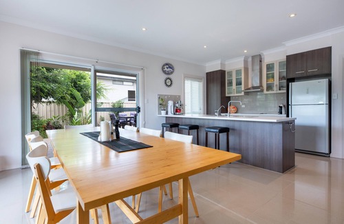 Sellicks Beach House | Dora’s Beach House Sellicks-2 Kitchens-3 bathrms-Pooltable-Balcony Seaviews-WiFi